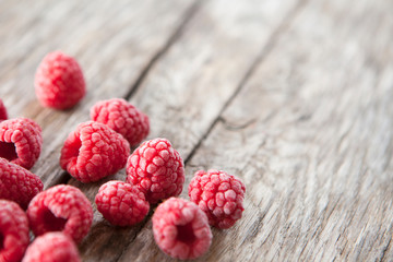 framboises surgel&eacute;es sur fond de bois