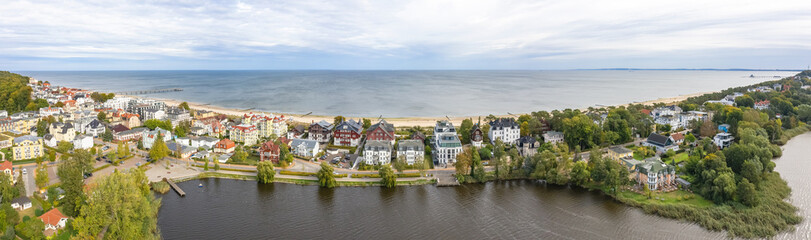Fototapeta na wymiar Luftbild vom Bansiner Strand mit Seebrücke und Promenade 