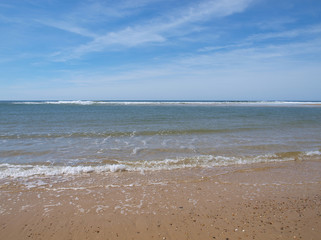 Ciel bleu et mer. La côte, Les dunes et l'immense plage de sable fin de Biscarrosse-plage dans les landes face à  l'océan Atlantique.