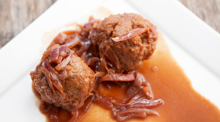 assiette de boulettes de viande en sauce 