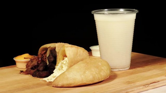 empanadas, pasteles, caf&eacute;, jugos,