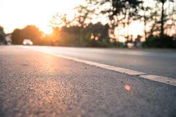Orangener Sonnenuntergang auf Asphalt, urbane Straße, Textfreiraum