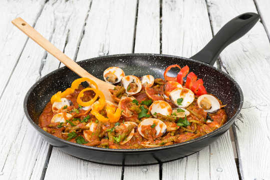 Sart&eacute;n de esp&aacute;rragos con tomates y almejas