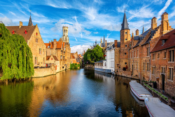 Fototapeta premium Historyczne Stare Miasto w Brugii, Belgia, wpisane na Listę Światowego Dziedzictwa Kultury UNESCO