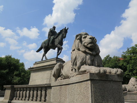 Löwenskulptur und Reiterstandbild Kaiser Wilhelm in Stuttgart