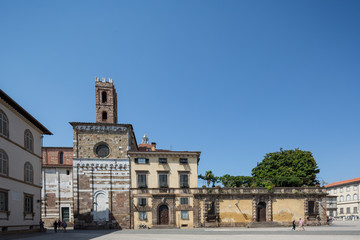 Fototapeta na wymiar Tourists in the beautiful piazza San Martino in Lucca, Tuscany