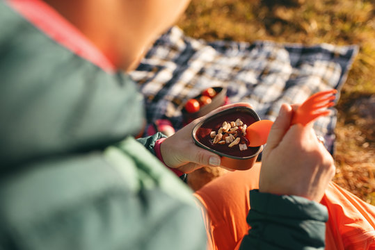 Fruchtmus zum Fr&uuml;hst&uuml;ck bei Sonnenaufgang auf einem Berggipfel