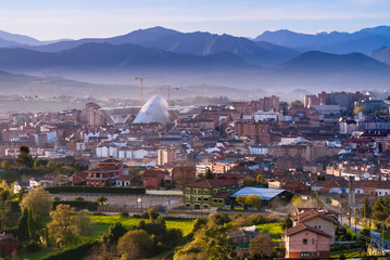 Vista general de la ciudad de Oviedo, Asturias. - obrazy, fototapety, plakaty