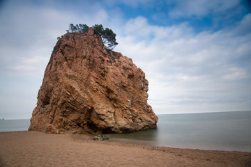 playa con rocas y cielo