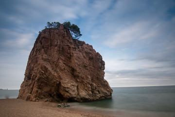 playa con rocas y cielo