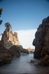 playa con rocas y cielo