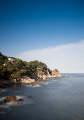 playa con rocas y cielo