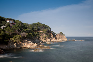 playa con rocas y cielo