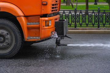 Watering machine cleans the roadway