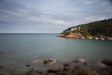 playa con rocas y cielo