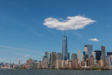 Fototapeta na wymiar Wolkenkratzer im wahrsten Sinne des Wortes in New York