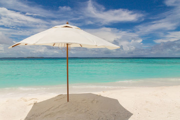 Sonnenschirm am Strand Atoll Insel Malediven