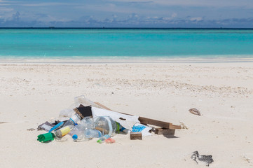 Fototapeta na wymiar Müll am Strand Atoll Insel Malediven
