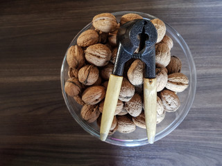 Walnüsse mit Nussknacker