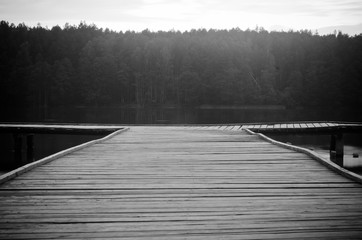 widok z pomostu na jezioro © nepos_foto