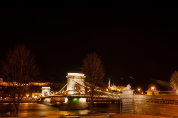 Fototapeta na wymiar Kettenbrücke über die Donau in Budapest, Hauptstadt von Ungarn bei Nacht mit Beleuchtung