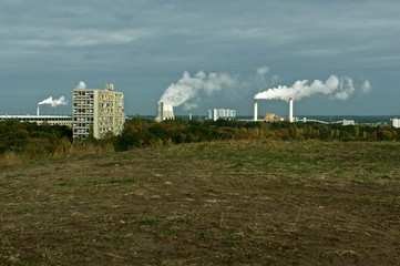 Fototapeta na wymiar power plant in the field