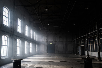 Sonnenlicht scheint durch die Fenster eines alten, verlassenen Industrielagergebäudes