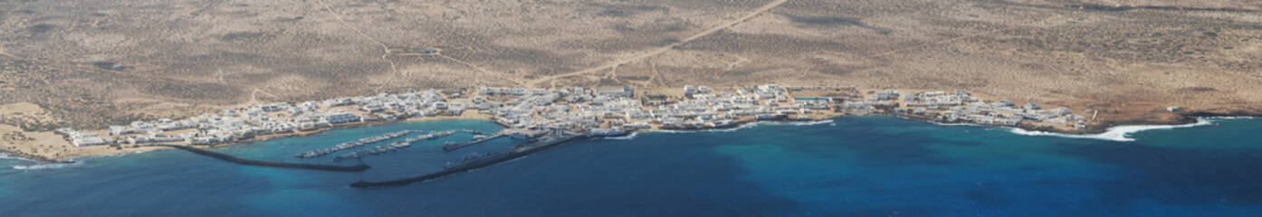 Fototapeta na wymiar Panorama de Caleta de Sebo, île de La Graciosa, Canaries