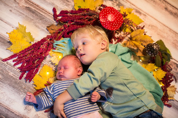 sich um die kleine Schwester kümmern