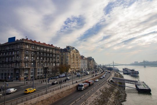 Skyline von Budapest, Blick nach S&uuml;den: Die Stra&szlig;e Pesti also Rkp am Flussufer der Donau