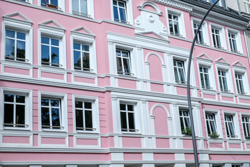 Fototapeta premium pink house facade in Hamburg, Germany