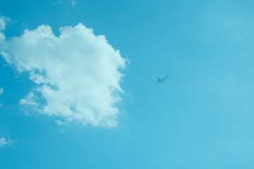 Fototapeta na wymiar 飛行機と雲