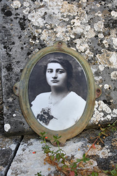 DETTAGLIO DI FOTO ANTICA SU TOMBA