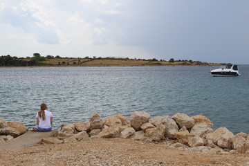 Donna solitaria al mare - cattivi pensieri