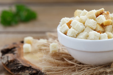 Brotcroutons im Schälchen