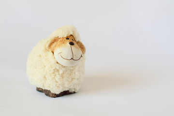 Fototapeta na wymiar Oveja decorativa, oveja de juguete, oveja de porcelana.