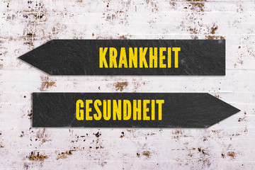 Pfeile als Wegweiser mit "Krankheit" und "Gesundheit" als Aufschrift