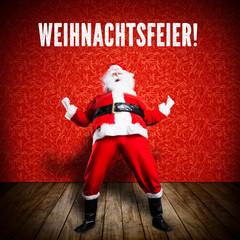 Weihnachtsmann freut sich über Weihnachtsfeier 