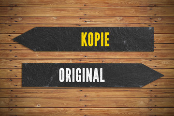 Wegweiser zwischen Kopie und Original