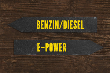 Wegweiser zwischen Benzin/Diesel und E-Power