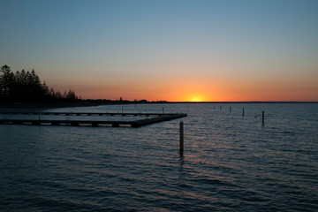 Obraz premium Busselton Australia, Sunset over Geographe Bay with ocean bathes in foreground