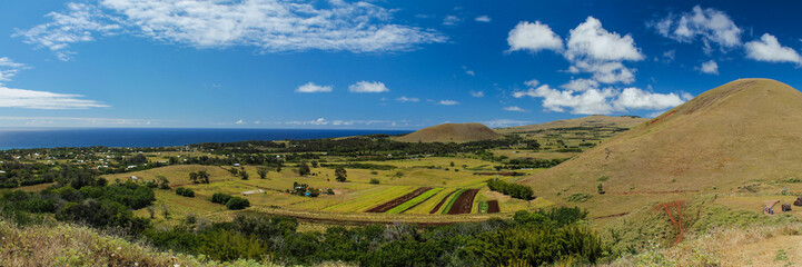Fototapeta na wymiar Panoramic view of Easter Island, a tourist destination in Chile, showing its natural characteristics, relief, vegetation and archaeological sites. Rapa Nui, moai, archeology, ancient isla pascua