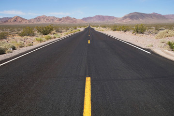 Naklejka premium Route vers l'horizon