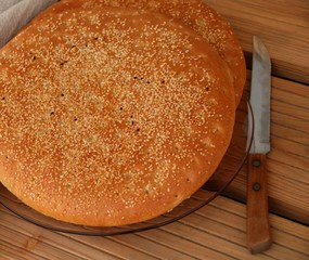 Knuspriges Fladenbrot auf Holz