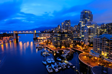 Fototapeta na wymiar Vancouver cityscape at night