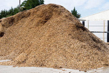 großer Haufen Rindenmulch