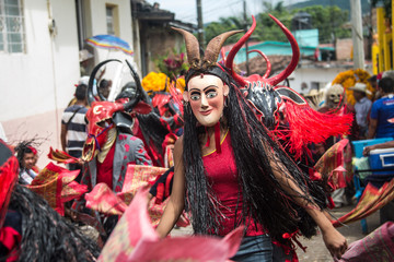 Fototapeta na wymiar danzantes de carnaval mascaras, sombreros cuerno,zombie, diablo 