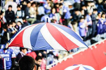 サッカーの試合を応援する人々 © kanzilyou