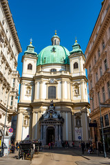 Fototapeta na wymiar die Fassade der Peterskirche in der Altstadt von Wien bei Sonnenschein