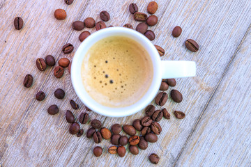 café du matin fraichement moulu avec ses grains de café